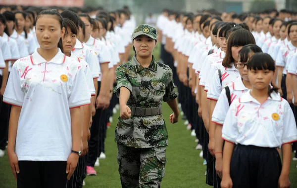 Fiatal Kínai Diákok Ünnepségre Dob Katonai Kiképzés Feladatuk Bozhou Középiskola — Stock Fotó