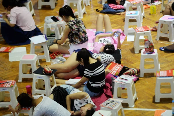 Estudiantes Chinos Descansan Estadio Durante Pausa Tutorial Una Sesión Revisión —  Fotos de Stock