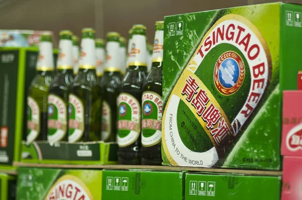 ファイル 青島ビールのボトルは 南中国の広東省広州市のスーパーマーケットで販売されています 月2015 — ストック写真