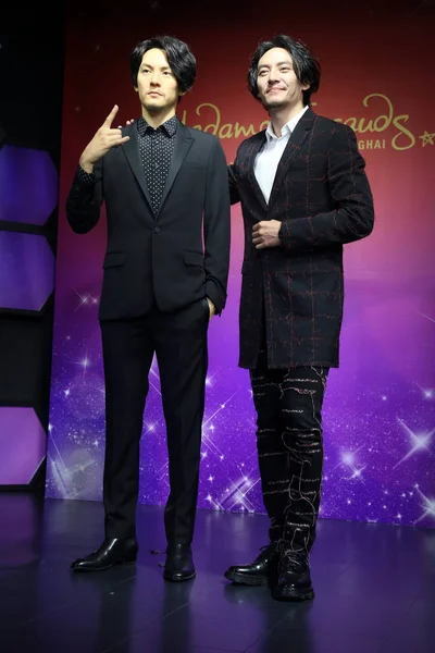 Der Taiwanesische Schauspieler Chang Chen Rechts Posiert Mit Einer Seiner — Stockfoto