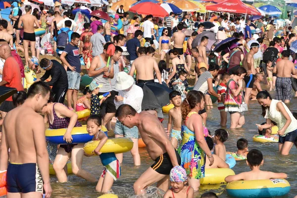 Los Turistas Llenan Complejo Playa Para Refrescarse Día Abrasador Ciudad — Foto de Stock