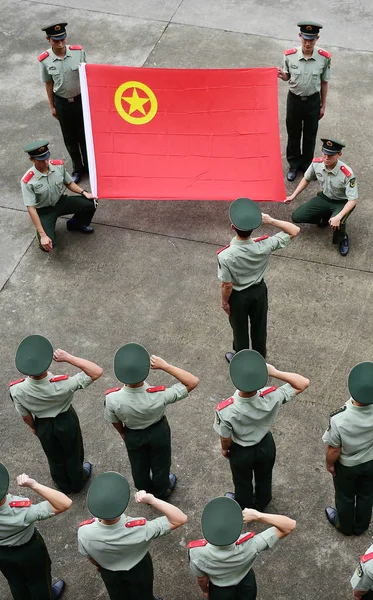 Αρχείο Κινέζοι Παραστρατιωτικοί Αστυνομικοί Ορκίζονται Πριν Από Σημαία Του Κινεζικού — Φωτογραφία Αρχείου