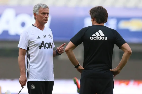 Entraîneur Chef Jose Mourinho Gauche Manchester United Entretient Avec Assistant — Photo