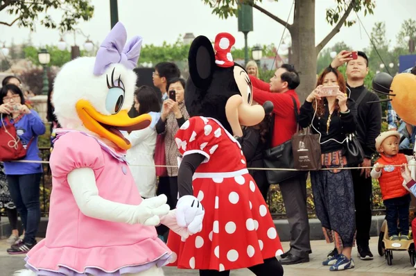 Animadores Vestidos Con Disfraces Minnie Mouse Daisy Duck Presentan Durante —  Fotos de Stock