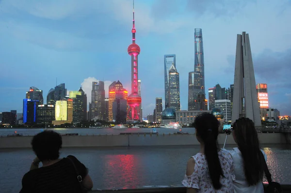 Los Turistas Miran Oriental Pearl Tower Iluminada Rojo Junto Otros — Foto de Stock