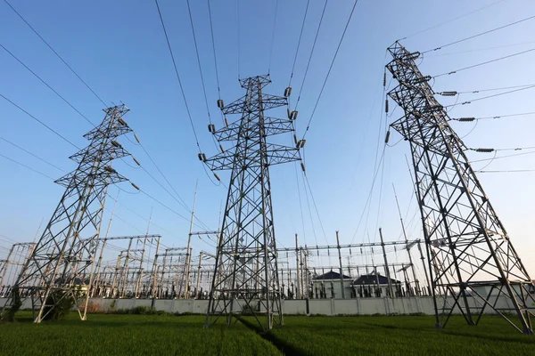 Líneas Eléctricas Alto Voltaje Montadas Pilones Transmiten Electricidad Generada Una — Foto de Stock