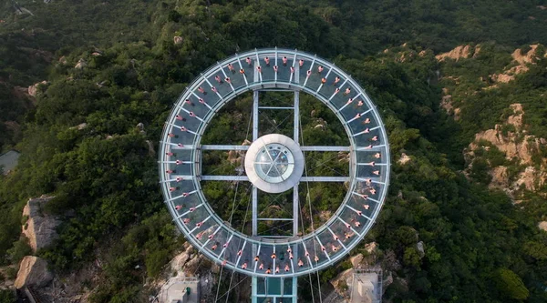 Vista Aérea Los Entusiastas Chinos Que Realizan Yoga Plataforma Turística —  Fotos de Stock