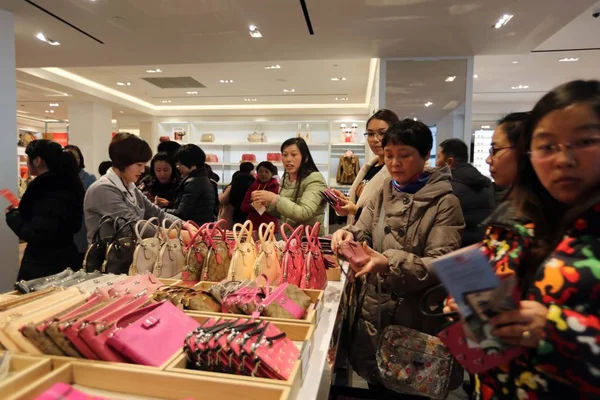 Compradores File Chineses Comprar Sacos Bolsas Uma Loja Ônibus Casa — Fotografia de Stock