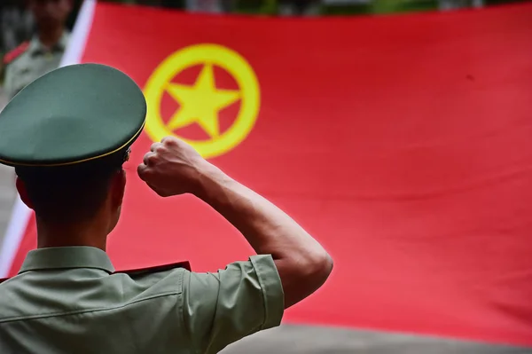 Αρχείο Ένας Κινέζος Παραστρατιωτικός Αστυνομικός Ορκίζεται Πριν Από Σημαία Του — Φωτογραφία Αρχείου