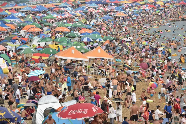 Los Turistas Llenan Complejo Playa Para Refrescarse Abrasador Ciudad Dalian — Foto de Stock