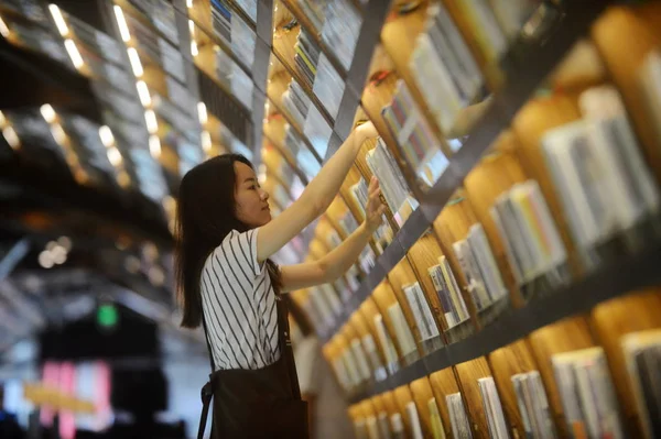 Empleado Chino Exhibe Libros Librería Zhongshuge Ciudad Yangzhou Provincia Jiangsu —  Fotos de Stock