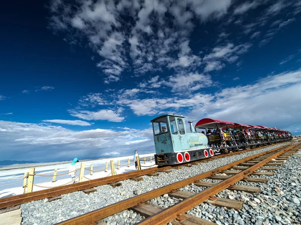 Touristen Nehmen Einen Sightseeingzug Während Sie Den Chaka Salt Lake — Stockfoto