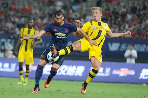 Henrikh Mkhitaryan Van Manchester United Links Uitdagingen Felix Passlack Van — Stockfoto