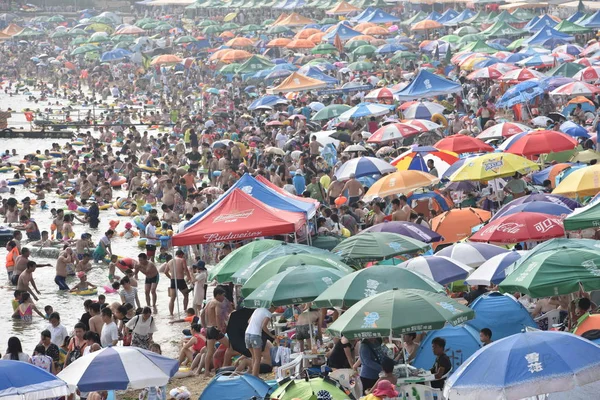 Los Turistas Llenan Complejo Playa Para Refrescarse Abrasador Ciudad Dalian — Foto de Stock