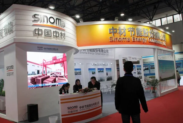 Besökare Går Förbi Monter Sinoma China National Materials Group Corporation — Stockfoto