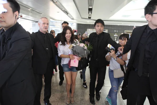 韩国女星宋惠京 在中国香港香港国际机场降落后 走向出口 2016年7月21日 — 图库照片