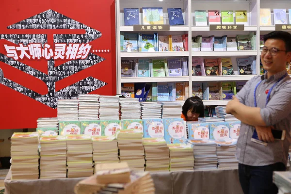 People Read Books Bookstalls Shanghai Exhibition Center Weeklong Shanghai Book — Stock Photo, Image