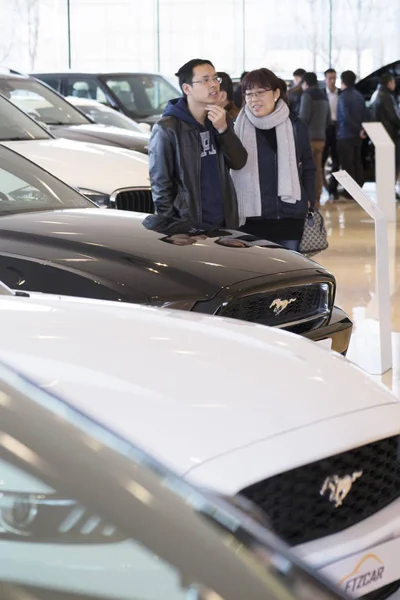 Los Compradores Automóviles Chinos Observan Mustang Importado Paralelo Otros Coches — Foto de Stock