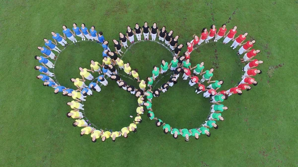 Female Chinese Yoga Lovers Form Olympic Rings Cheer Chinese Athletes — Stock Photo, Image