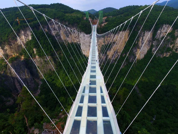 Kilátás Világ Leghosszabb Legmagasabb Üvegfenekű Hídon Zhangjiajie Grand Canyon Wulingyuan — Stock Fotó