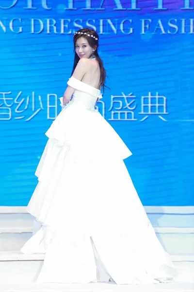 Modelo Actriz Taiwanesa Lin Chi Ling Vestida Con Vestido Papel —  Fotos de Stock