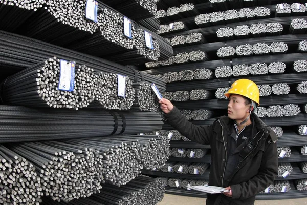Een Chinese Werknemer Controleert Het Versterken Van Stalen Staven Een — Stockfoto