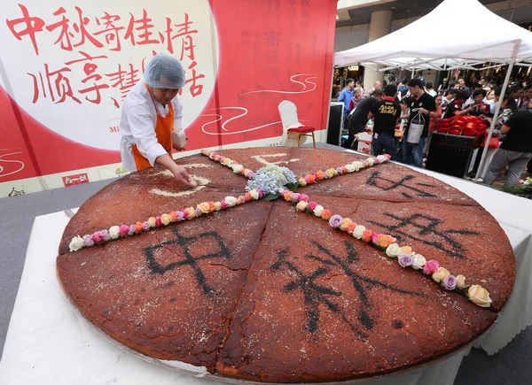 Funcionário Uma Empresa Alimentos Local Faz Personagens Chineses Com Gergelim — Fotografia de Stock