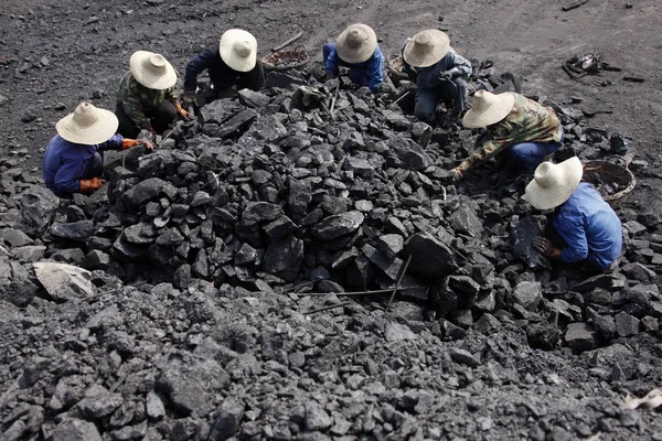 Kinesiske Arbeidere Sorterer Kullblokker Kullgruve Huaibei Østre Kinas Anhui Provins – stockfoto