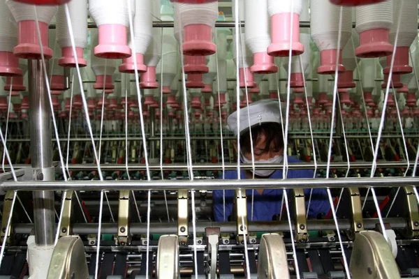 Uma Trabalhadora Chinesa Lida Com Produção Fios Uma Fábrica Têxtil — Fotografia de Stock