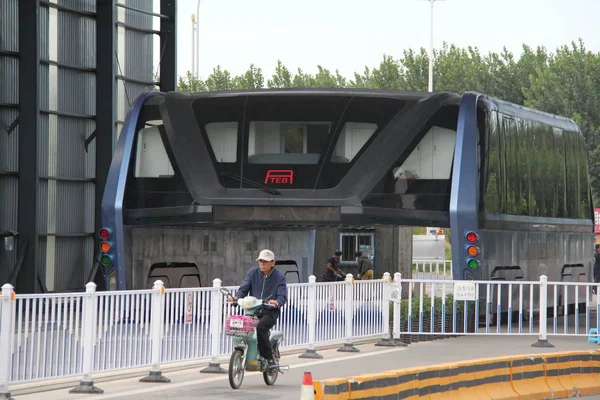 Cyclist Rides Transit Elevated Bus Teb Fumin Road Qinhuangdao City — Stock Photo, Image