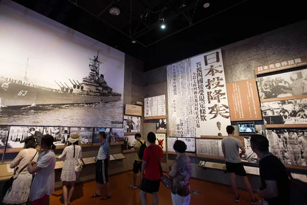 Visitantes Olham Para Fotos Japão Rendendo Para Acabar Com Segunda — Fotografia de Stock