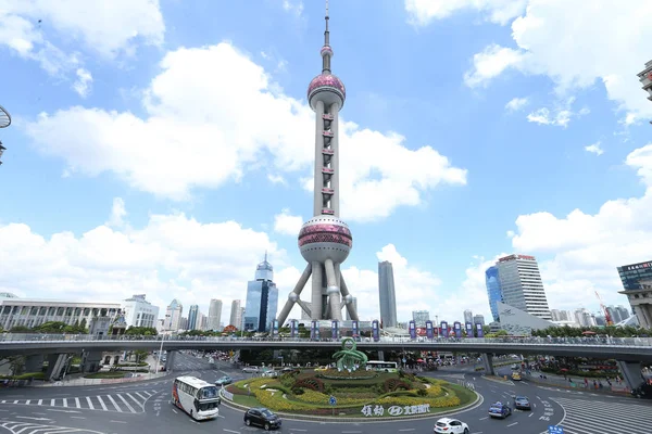 Vehicles Pass Oriental Pearl Tower Clear Blue Sky Lujiazui Financial — Stock Photo, Image
