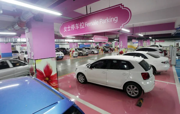 Carros Estão Estacionados Nos Espaços Cor Rosa Para Mulheres Estacionamento — Fotografia de Stock