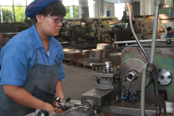 Ein Arbeiter Bedient Eine Maschine Bei Tianshui Metalforming Machine Tool — Stockfoto