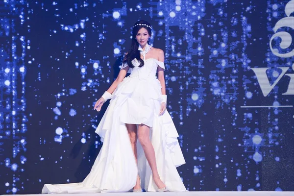 Tchajwanský Modelkou Herečkou Lin Chi Ling Papírové Šaty Navštěvuje Propagační — Stock fotografie
