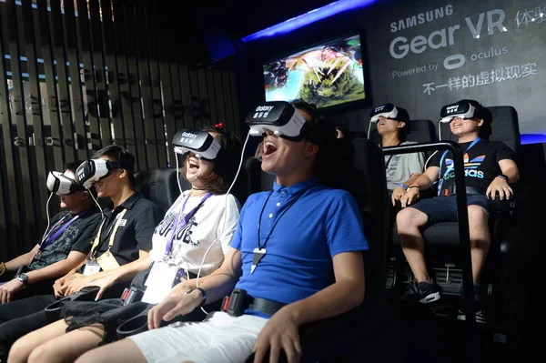 Επισκέπτες Αντιδρούν Καθώς Προσπαθούν Δοκιμάσουν Εικονική Πραγματικότητα Συσκευές Της Samsung — Φωτογραφία Αρχείου