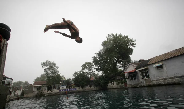 66歳の中国人男性が 2016年8月2日 中国東部山東省江南市の河北省の河内の池に飛び込む — ストック写真