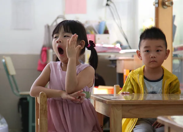 Молодая Китаянка Зевает Классе Детском Саду Первый День Нового Семестра — стоковое фото