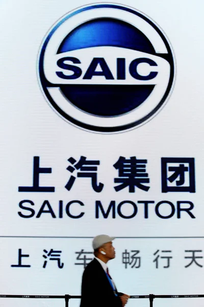 2015年4月21日 在中国上海举行的第十六届上海国际汽车工业展览会 又称2015年上海车展 一位游客走过赛克汽车的展台 — 图库照片