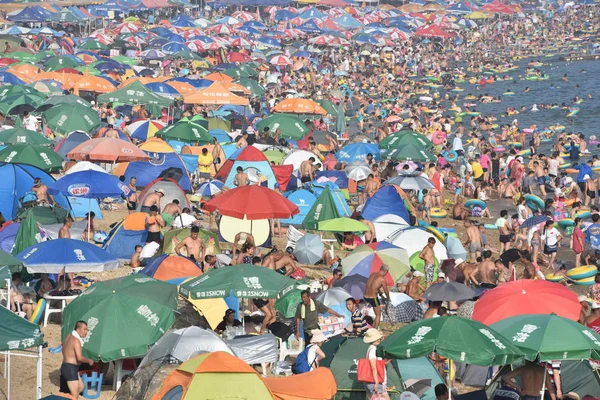 Holidaymakers Crowd Beach Resort Cool Scorching Day Dalian City Northeast — Stock Photo, Image