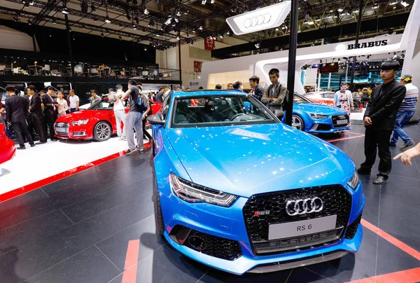Les Visiteurs Regardent Les Voitures Audi Exposées Lors 14E Salon — Photo