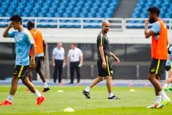 Head Coach Pep Guardiola Center Manchester City Watches His Players — Stock Photo, Image