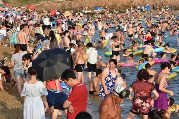 Semesterfirare Folkmassan Badort Svalna Brännhet Dag Dalian City Liaoning Provinsen — Stockfoto