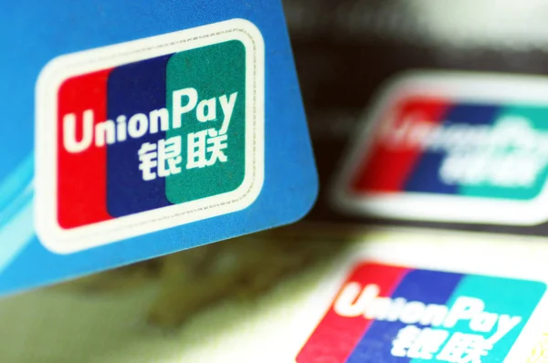 Банковские Карты Поддерживаемые China Unionpay Показаны Городе Цзинань Провинции Шаньдун — стоковое фото