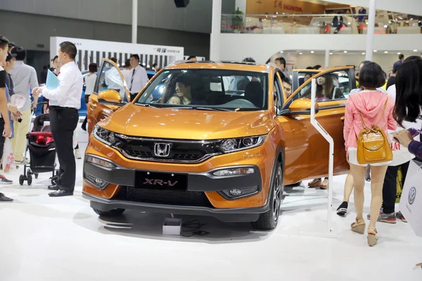Los Visitantes Miran Prueban Suv Honda Exhibición Durante 13ª Exposición —  Fotos de Stock