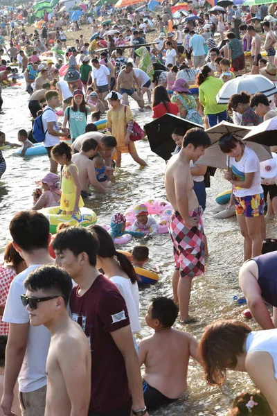 Semesterfirare Folkmassan Badort Svalna Brännhet Dag Dalian City Liaoning Provinsen — Stockfoto