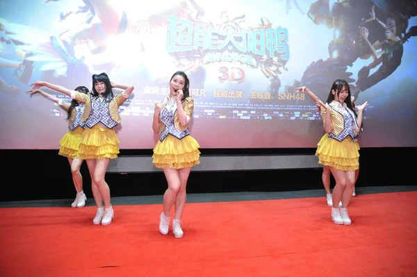 Mitglieder Der Chinesischen Mädchengruppe Snh48 Treten Auf Einer Pressekonferenz Auf — Stockfoto