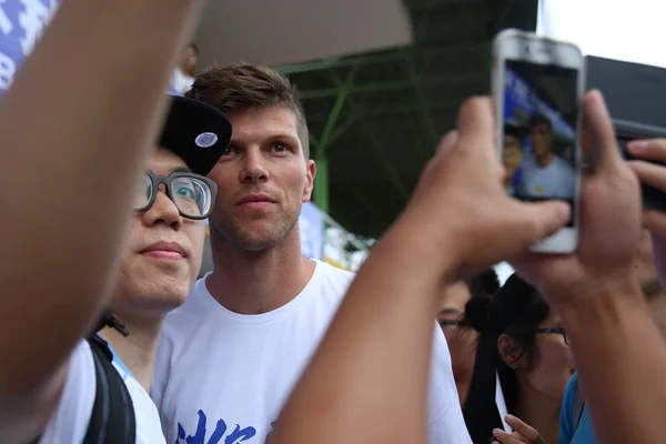 Klaas Jan Huntelaar Centro Alemanha Schalke Posa Com Fãs Chineses — Fotografia de Stock