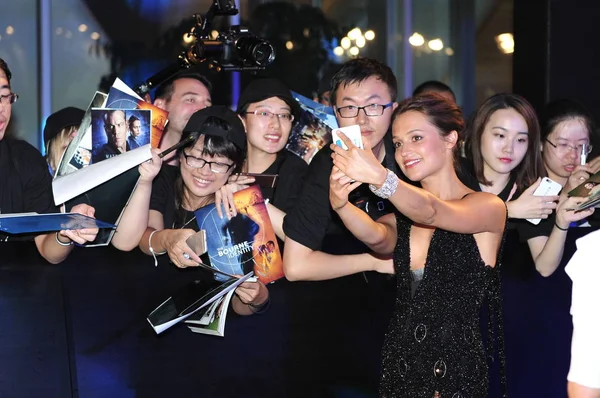 Swedish Actress Alicia Vikander Takes Selfie Fans Red Carpet China — Stock Photo, Image