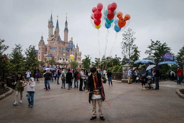 Chinese Employee Sells Mickey Mouse Balloons Disney Castle Shanghai Disneyland — Stock Photo, Image